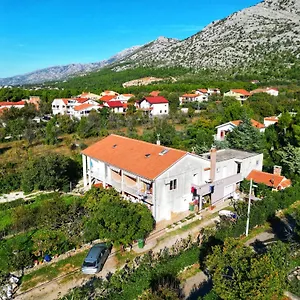 Lana Apartman
